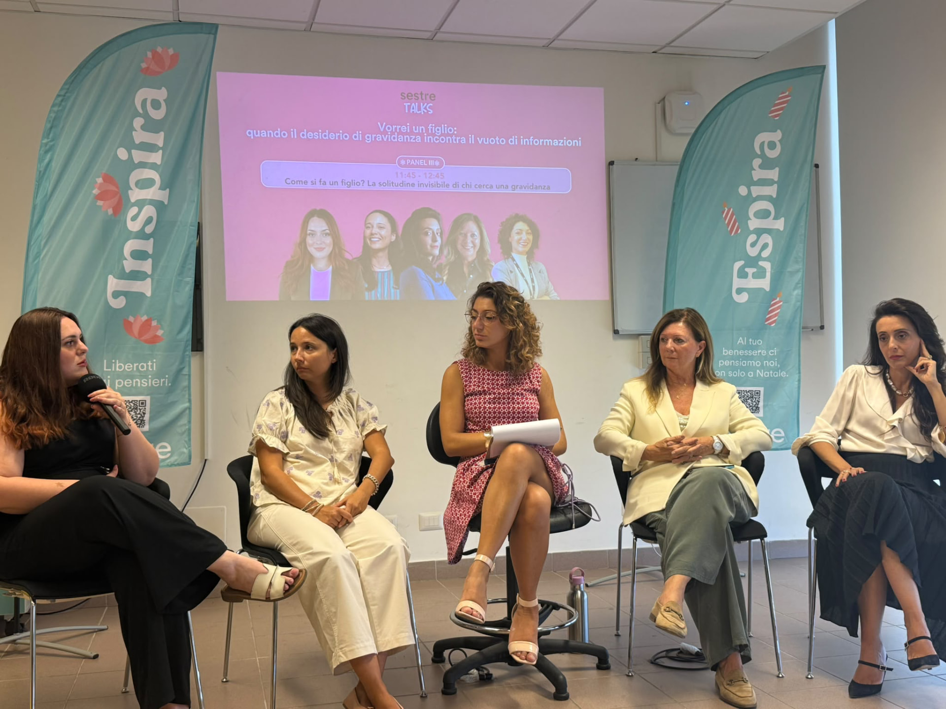Vittoria Lizzi speaking on the Sestre Talks panel, microphone in hand